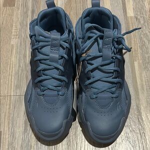 Reebok Youth Blue Sneakers new in box, USA size 4, blue leather